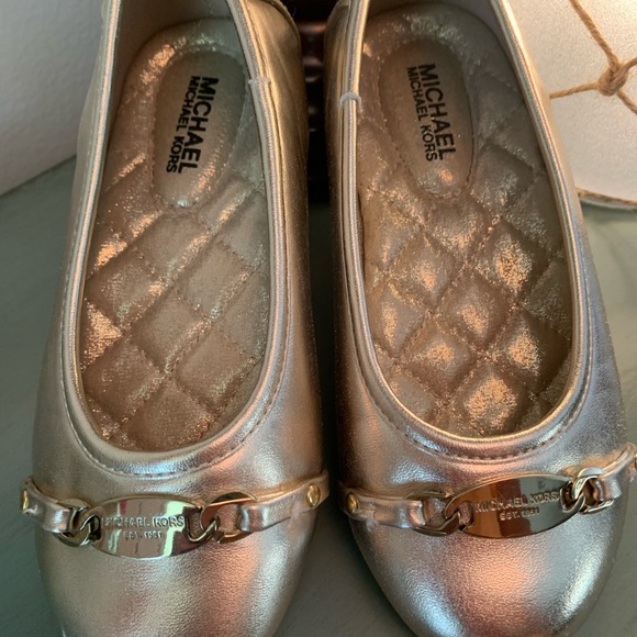Michael Kors - GIRLS gold ballet slipper. Very good used  size 11 - Picture 5 of 5